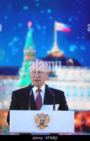 Moskau, Russland. 27 Dez, 2017. Der russische Präsident Wladimir Putin besucht Adressen an ein neues Jahr feier Konzert in der Staatlichen Kremlin Palace 27 Dezember, 2017 in Moskau, Russland. Credit: Planetpix/Alamy leben Nachrichten Stockfoto