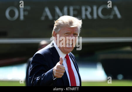 (171227) - NEW YORK, Dezember 27, 2017 (Xinhua) - US-Präsident Donald Trump Wanderungen zum Oval Office nach der Rückkehr in das Weiße Haus in Washington, DC, USA, 24.02.2017. Trump ausgerollt sein "America first" Agenda in seiner ersten größeren Rede seit Eröffnung in einer gemeinsamen Sitzung des Kongresses am 28.02.2017. "Europa muss seine eigenen Bürger an die erste Stelle zu setzen. Denn nur so können wir wirklich Amerikanischen groß wieder, "Trump sagte in seiner Rede, seine Kampagne Thema mitschwingen. Von Las Vegas' Amoklauf zu Manhattans Lkw Angriff, von Texas 'Hurricane Harvey an der Kalifornischen wildf Stockfoto