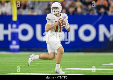 Houston, TX, USA. 27 Dez, 2017. Texas Longhorns quarterback Sam Ehlinger (11) sieht für einen Empfänger im 2. Quartal des Texas Schüssel NCAA Football Spiel zwischen der Texas Longhorns und die Missouri Tiger an NRG Stadion in Houston, TX. Trask Smith/CSM/Alamy leben Nachrichten Stockfoto