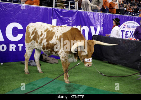 Houston, Texas, USA. 27 Dez, 2017. Bevo, die Texas Longhorns Maskottchen, vor dem Texas Schüssel zwischen der Texas Longhorns und die Missouri Tiger an NRG Stadion in Houston, TX am 27. Dezember 2017. Credit: Erik Williams/ZUMA Draht/Alamy leben Nachrichten Stockfoto