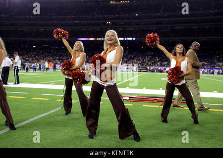 Houston, Texas, USA. 27 Dez, 2017. Texas Longhorns dance Team Mitglieder durchführen, bevor die Texas Schüssel zwischen der Texas Longhorns und die Missouri Tiger an NRG Stadion in Houston, TX am 27. Dezember 2017. Credit: Erik Williams/ZUMA Draht/Alamy leben Nachrichten Stockfoto