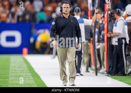 Houston, TX, USA. 27 Dez, 2017. Texas Longhorns defensive Coordinator Todd Orlando im 4. Quartal des Texas Schüssel NCAA Football Spiel zwischen der Texas Longhorns und die Missouri Tiger an NRG Stadion in Houston, TX. Texas gewann das Spiel 33 zu 16. Trask Smith/CSM/Alamy leben Nachrichten Stockfoto