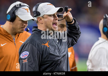 Houston, TX, USA. 27 Dez, 2017. Texas Longhorns Head Coach Tom Herman im 4. Quartal des Texas Schüssel NCAA Football Spiel zwischen der Texas Longhorns und die Missouri Tiger an NRG Stadion in Houston, TX. Texas gewann das Spiel 33 zu 16. Trask Smith/CSM/Alamy leben Nachrichten Stockfoto