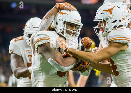 Houston, TX, USA. 27 Dez, 2017. Texas Longhorns wide receiver Armanti Vorarbeiter (3) seinem Touchdown feiert mit Mannschaftskameraden im 4. Quartal des Texas Schüssel NCAA Football Spiel zwischen der Texas Longhorns und die Missouri Tiger an NRG Stadion in Houston, TX. Texas gewann das Spiel 33 zu 16. Trask Smith/CSM/Alamy leben Nachrichten Stockfoto