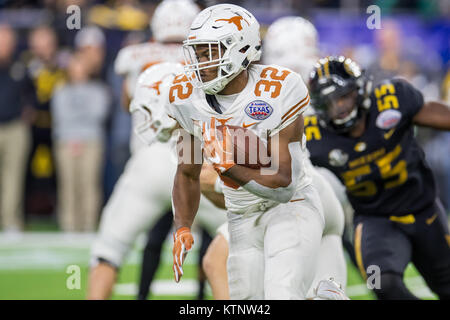 Houston, TX, USA. 27 Dez, 2017. Texas Longhorns zurück läuft, Daniel Jung (32) Trägt die Kugel während des 4. Quartals der Texas Schüssel NCAA Football Spiel zwischen der Texas Longhorns und die Missouri Tiger an NRG Stadion in Houston, TX. Texas gewann das Spiel 33 zu 16. Trask Smith/CSM/Alamy leben Nachrichten Stockfoto