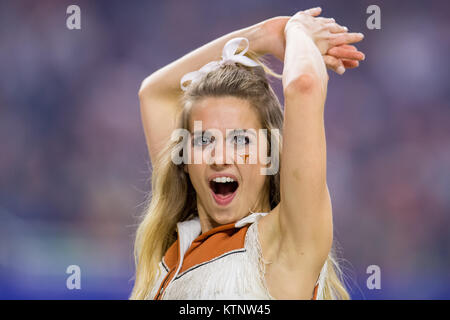 Houston, TX, USA. 27 Dez, 2017. Ein Texas Longhorns Cheerleader führt im 4. Quartal des Texas Schüssel NCAA Football Spiel zwischen der Texas Longhorns und die Missouri Tiger an NRG Stadion in Houston, TX. Texas gewann das Spiel 33 zu 16. Trask Smith/CSM/Alamy leben Nachrichten Stockfoto