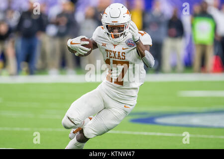 Houston, TX, USA. 27 Dez, 2017. Texas Longhorns wide receiver Reggie Hemphill-Mapps (17) läuft mit dem Ball im 4. Quartal die Texas Schüssel NCAA Football Spiel zwischen der Texas Longhorns und die Missouri Tiger an NRG Stadion in Houston, TX. Texas gewann das Spiel 33 zu 16. Trask Smith/CSM/Alamy leben Nachrichten Stockfoto