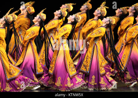 Peking, China. 27 Dez, 2017. Tänzerinnen und Tänzer aus der Kunst Truppe von Xinjiang militärischen Bezirk durchführen während der jährlichen dance Tour 2017 in Peking, der Hauptstadt von China, Dez. 27, 2017. Der Tanz ist eine Überprüfung der lokalen Tanz von 2017. Credit: Cai Yang/Xinhua/Alamy leben Nachrichten Stockfoto