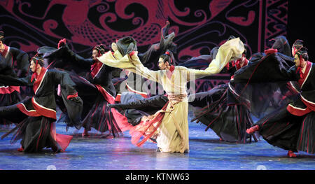 Peking, China. 27 Dez, 2017. Tänzer aus Beijing Dance Academy führen Sie während der jährlichen dance Tour 2017 in Peking, der Hauptstadt von China, Dez. 27, 2017. Der Tanz ist eine Überprüfung der lokalen Tanz von 2017. Credit: Cai Yang/Xinhua/Alamy leben Nachrichten Stockfoto