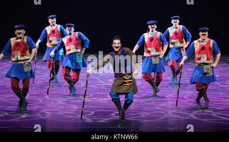 Peking, China. 27 Dez, 2017. Tänzer aus Hohhot National Performing Arts Gruppe durchführen während der jährlichen dance Tour 2017 in Peking, der Hauptstadt von China, Dez. 27, 2017. Der Tanz ist eine Überprüfung der lokalen Tanz von 2017. Credit: Cai Yang/Xinhua/Alamy leben Nachrichten Stockfoto