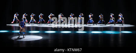 Peking, China. 27 Dez, 2017. Tänzer aus Hohhot National Performing Arts Gruppe durchführen während der jährlichen dance Tour 2017 in Peking, der Hauptstadt von China, Dez. 27, 2017. Der Tanz ist eine Überprüfung der lokalen Tanz von 2017. Credit: Cai Yang/Xinhua/Alamy leben Nachrichten Stockfoto