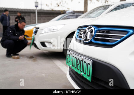 Peking, China. 28 Dez, 2017. Eine neue Platte ist auf eine neue Energie Auto in Peking, der Hauptstadt von China, Dez. 28, 2017 installiert. Die Nutzung der exklusiven Nummernschilder für neue Energie Fahrzeuge in Peking am Donnerstag gestartet. Credit: Ju Huanzong/Xinhua/Alamy leben Nachrichten Stockfoto