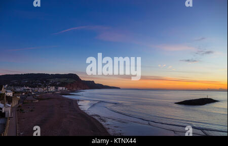 Honiton, Devon, 28. Dez 17 Sonnenaufgang über Sidmouth direkt am Meer an einem klaren aber eiskalt Dezember Morgen. Foto Central/Alamy leben Nachrichten Stockfoto