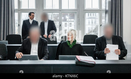 Schwerin, Deutschland. 28 Dez, 2017. Rechtsanwalt Oliver Pragal (L-R), der beklagte Wilhelm Friedrich M., die beklagte Kai N., Anwalt Annette Voges und der Beklagte Kurt Willi O. sitzen in einem Sitzungssaal des Amtsgerichts in Schwerin, Deutschland, 28 Decemebr 2017. Der ehemalige Geschäftsführer der CD Werk Dassow sind auf Versuch wegen der gemeinsamen Betrug und die Verletzung des Insolvenzverfahrens und rechtliche Verpflichtung Aufzeichnungen zu führen. Achtung Redaktionen: Gesichter der Beklagten pixelised aus rechtlichen Gründen. Foto: Markus Scholz/dpa Quelle: dpa Picture alliance/Alamy leben Nachrichten Stockfoto