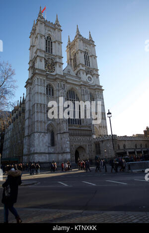 London, Großbritannien. 28 Dez, 2017. Blauer Himmel, obwohl sehr kühl über Parliament Square in London Quelle: Keith Larby/Alamy leben Nachrichten Stockfoto