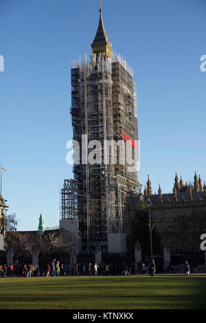 London, Großbritannien. 28 Dez, 2017. Blauer Himmel, obwohl sehr kühl über Parliament Square in London Quelle: Keith Larby/Alamy leben Nachrichten Stockfoto