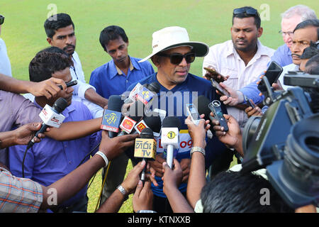 Colombo, Sri Lanka. 28 Dez, 2017. Sri Lanka's neu ernannte Leiter Cricket coach Chandika Hathurusingha spokk zu den Medien während einer Übung an der R. Premadasa Stadium in Colombo. Credit: vimukthi Embuldeniya/Alamy leben Nachrichten Stockfoto