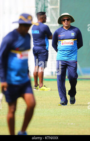 Colombo, Sri Lanka. 28 Dez, 2017. Sri Lanka's neu ernannte Leiter Cricket coach Chandika Hathurusingha Spaziergänge während einer Praxis, die Sitzung in der R. Premadasa Stadium in Colombo Credit: vimukthi Embuldeniya/Alamy leben Nachrichten Stockfoto