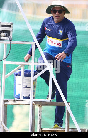 Colombo, Sri Lanka. 28 Dez, 2017. Sri Lanka's neu ernannte Leiter Cricket coach Chandika Hathurusingha in der Praxis aussieht, während einer Sitzung in der R. Premadasa Stadium in Colombo Sri Lanka geplant sind Teil der Tri- nation, eintägige internationale Reihe im Januar gegen Simbabwe und Bangladesch in Dhaka. Credit: vimukthi Embuldeniya/Alamy leben Nachrichten Stockfoto