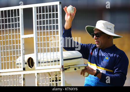 Colombo, Sri Lanka. 28 Dez, 2017. Sri Lanka's neu ernannte Leiter Cricket coach Chandika Hathurusingha in acction während einer Praxis, die Sitzung in der R. Premadasa Stadium in Colombo Sri Lanka geplant sind Teil der Tri- nation, eintägige internationale Reihe im Januar gegen Simbabwe und Bangladesch in Dhaka. Credit: vimukthi Embuldeniya/Alamy leben Nachrichten Stockfoto