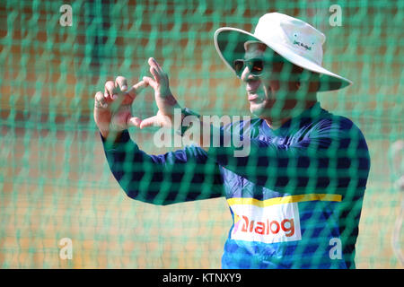 Colombo, Sri Lanka. 28 Dez, 2017. Sri Lanka's neu ernannte Leiter Cricket coach Chandika Hathurusingha in acction während einer Praxis, die Sitzung in der R. Premadasa Stadium in Colombo Sri Lanka geplant sind Teil der Tri- nation, eintägige internationale Reihe im Januar gegen Simbabwe und Bangladesch in Dhaka. Credit: vimukthi Embuldeniya/Alamy leben Nachrichten Stockfoto