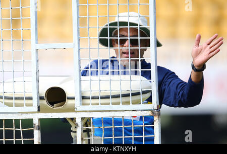 Colombo, Sri Lanka. 28 Dez, 2017. Sri Lanka's neu ernannte Leiter Cricket coach Chandika Hathurusingha sieht auf während einer Praxis, die Sitzung in der R. Premadasa Stadium in Colombo Sri Lanka geplant sind Teil der Tri- nation, eintägige internationale Reihe im Januar gegen Simbabwe und Bangladesch in Dhaka. Credit: vimukthi Embuldeniya/Alamy leben Nachrichten Stockfoto