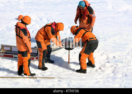 An Bord Xuelong, Zhongshan-Station in der Antarktis. 28 Dez, 2017. Mitglieder von Chinas Antarktisexpedition prüfen Sie die Dicke des Eises nach Chinas Forschung Eisbrecher Xuelong oder Snow Dragon, in der Nähe der Zhongshan Station in der Antarktis, Dez. 28, 2017. Mitglieder von Chinas antarktisexpedition begonnen Waren und Materialien von xuelong von Zhongshan Station in der Antarktis zu entladen. Xuelong Segel aus Shanghai, China, Am 8, Anfang 34. Antarktisexpedition des Landes. Credit: Bai Guolong/Xinhua/Alamy leben Nachrichten Stockfoto