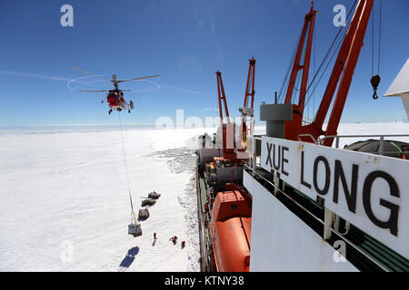 An Bord Xuelong, Zhongshan-Station in der Antarktis. 28 Dez, 2017. Ein Hubschrauber transportiert Güter und Materialien von Chinas Forschung Eisbrecher Xuelong oder Snow Dragon, Zhongshan Station in der Antarktis, Dez. 28, 2017. Mitglieder von Chinas antarktisexpedition begonnen Waren und Materialien von xuelong von Zhongshan Station in der Antarktis zu entladen. Xuelong Segel aus Shanghai, China, Am 8, Anfang 34. Antarktisexpedition des Landes. Credit: Bai Guolong/Xinhua/Alamy leben Nachrichten Stockfoto