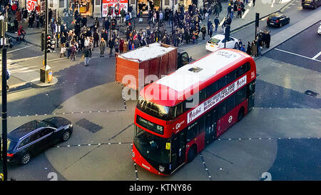 Die Oxford Street. London, Großbritannien. 28 Dez, 2017. Luftaufnahme von Shoppern in der Oxford Street auf einer trockenen und sonnigen Tag in der Hauptstadt. Credit: Dinendra Haria/Alamy leben Nachrichten Stockfoto