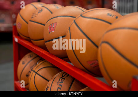 Madison, WI, USA. 27 Dez, 2017. Die basketball Rack vor dem NCAA Basketball Spiel zwischen den Chicago State Cougars und die Wisconsin Badgers in der Kohl Center in Madison, WI. Wisconsin besiegt Chicago Zustand 82-70. John Fisher/CSM/Alamy leben Nachrichten Stockfoto