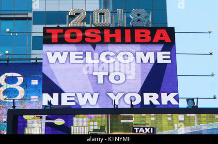New York, NY, USA. 28 Dez, 2017. Blick auf die Spitze von One Times Square Tage vor dem Jahr 2018 Silvester Ball Drop am Times Square in New York City am 28. Dezember 2017. Credit: Rw/Medien Punch/Alamy leben Nachrichten Stockfoto