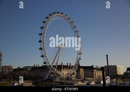 London, Großbritannien. 28 Dez, 2017. Die Menschen genießen den Sonnenschein mit blauem Himmel obwohl sehr kühl in London Quelle: Keith Larby/Alamy leben Nachrichten Stockfoto