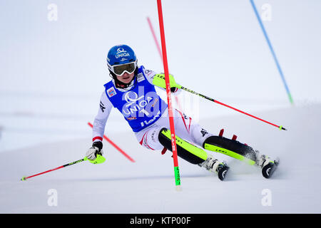 Lienz, Österreich. 28 Dez, 2017. Bernadette Schild von Österreich konkurriert in den ersten Durchlauf des FIS Weltcup Damen Slalom Rennen in Lienz, Österreich am 28. Dezember 2017. Credit: Jure Makovec/Alamy leben Nachrichten Stockfoto