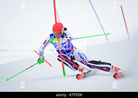 Lienz, Österreich. 28 Dez, 2017. Petra Vlhova der Slowakei konkurriert in den ersten Durchlauf des FIS Weltcup Damen Slalom Rennen in Lienz, Österreich am 28. Dezember 2017. Credit: Jure Makovec/Alamy leben Nachrichten Stockfoto