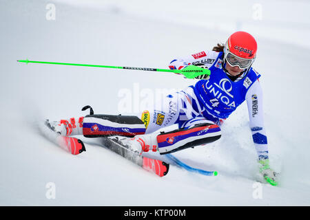 Lienz, Österreich. 28 Dez, 2017. Petra Vlhova der Slowakei konkurriert in den ersten Durchlauf des FIS Weltcup Damen Slalom Rennen in Lienz, Österreich am 28. Dezember 2017. Credit: Jure Makovec/Alamy leben Nachrichten Stockfoto