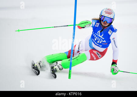 Lienz, Österreich. 28 Dez, 2017. Denise Feierabend der Schweiz konkurriert in den ersten Durchlauf des FIS Weltcup Damen Slalom Rennen in Lienz, Österreich am 28. Dezember 2017. Credit: Jure Makovec/Alamy leben Nachrichten Stockfoto