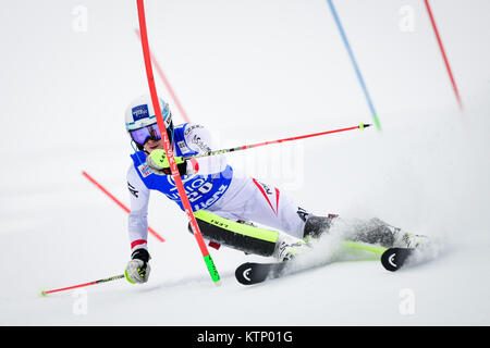 Lienz, Österreich. 28 Dez, 2017. Carmen Thalmann von Österreich konkurriert in den ersten Durchlauf des FIS Weltcup Damen Slalom Rennen in Lienz, Österreich am 28. Dezember 2017. Credit: Jure Makovec/Alamy leben Nachrichten Stockfoto