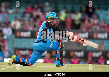 Sydney, Australien. 28 Dez, 2017. Adelaide Streikenden Spieler Alex Carey schlägt die Kugel auf der KFC Big Bash Liga Spiel Cricket zwischen Sydney Sixers v Adelaide Streikenden am SCG in Sydney. Credit: Steven Markham/Alamy leben Nachrichten Stockfoto