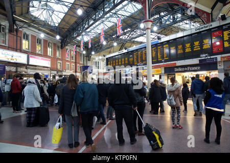 London, Großbritannien. 28 Dez, 2017. Pendler Warteschlange als Vier Londoner Bahnhöfe geschlossen wegen wichtiger Engineering arbeitet. Charing Cross, London Bridge, Waterloo East und Canon Street bleiben über die Festtage Credit geschlossen: Keith Larby/Alamy leben Nachrichten Stockfoto