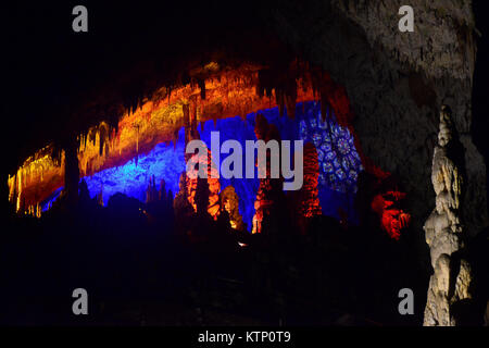 Die Grotte von Postojna, Slowenien - 21. Dezember 2017: Beleuchtung der Höhle von Postojna während der Veranstaltung von lebende Krippen zwischen 25. und 30. Dezember. Stockfoto