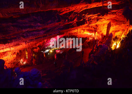 Die Grotte von Postojna, Slowenien - 21. Dezember 2017: Beleuchtung der Höhle von Postojna während der Veranstaltung von lebende Krippen zwischen 25. und 30. Dezember. Stockfoto