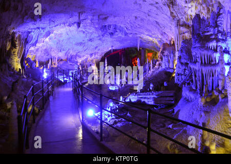 Die Grotte von Postojna, Slowenien - 21. Dezember 2017: Beleuchtung der Höhle von Postojna während der Veranstaltung von lebende Krippen zwischen 25. und 30. Dezember. Stockfoto