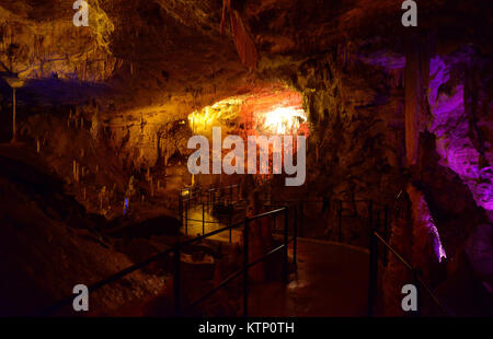 Die Grotte von Postojna, Slowenien - 21. Dezember 2017: Beleuchtung der Höhle von Postojna während der Veranstaltung von lebende Krippen zwischen 25. und 30. Dezember. Stockfoto