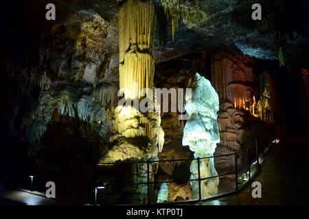 Die Grotte von Postojna, Slowenien - 21. Dezember 2017: Beleuchtung der Höhle von Postojna während der Veranstaltung von lebende Krippen zwischen 25. und 30. Dezember. Stockfoto