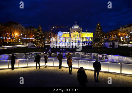 ZAGREB, KROATIEN - 26. Dezember 2017: Weihnachten dekoriert Stadt Zagreb in der Adventszeit und Feiertage im Dezember. Stockfoto