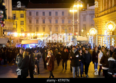 ZAGREB, KROATIEN - 26. Dezember 2017: Weihnachten dekoriert Stadt Zagreb in der Adventszeit und Feiertage im Dezember. Stockfoto