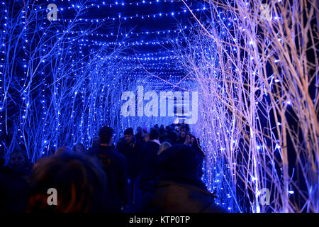 ZAGREB, KROATIEN - 26. Dezember 2017: Weihnachten dekoriert Stadt Zagreb in der Adventszeit und Feiertage im Dezember. Stockfoto