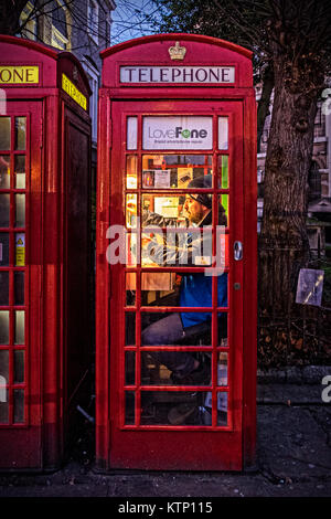 London, Großbritannien. 28 Dez, 2017. Lovefone Smart Phone Werkstatt. Ist das kleinste Unternehmen in der Welt? Credit: Eden Breitz/Alamy leben Nachrichten Stockfoto