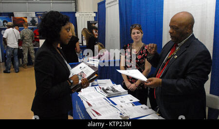 LATHAM, NY - James R. Frezzell, eine Arbeit Veteranen Beschäftigung Vertreter aus dem Staat New York Ministerium für Arbeit (rechts), und Cori Beck, ein Labor Department Vertreter (Mitte) sprechen mit Armeveteran Shalonda Hinds (links) bei der US-Handelskammer "Einstellung unsere Helden "Job Fair an der New Yorker National Guard Armory hier gehalten am 16. Über 200 Veteranen und Service Mitglieder nutzten die Gelegenheit, mit etwa 70 potenzielle Arbeitgeber und Organisationen, einschließlich der Northwestern Mutual Financial Network, Federal Express, General Electric, Time Warner Cable und Nationalen G zu erfüllen Stockfoto