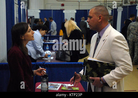 LATHAM, NY - United States Army veteran William Edward Barton (rechts) spricht mit CAP COM Federal Credit Union recruiter Theresa Trietiak (links) bei der US-Handelskammer "Einstellung unsere Helden "Job Fair an der New Yorker National Guard Armory hier gehalten am 16. Über 200 Veteranen und Service Mitglieder nutzten die Gelegenheit, mit etwa 70 potenzielle Arbeitgeber und Organisationen, einschließlich der Northwestern Mutual Financial Network, Federal Express, Time Warner Cable und National Grid zu erfüllen. Der New Yorker Nationalgarde hat auch gehostete "Einstellung unsere Helden" Ereignisse in New York State in Orten wie R Stockfoto